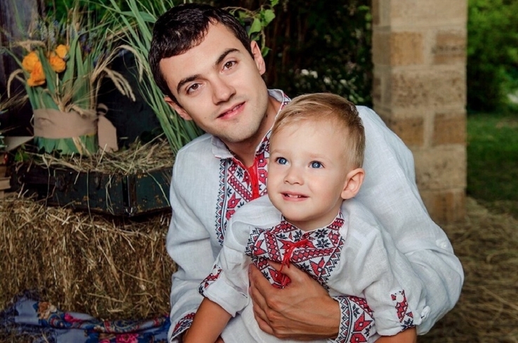 Комплект вишиванок для батька і сина з білого льону з червоно-чорною вишивкою, фото №3