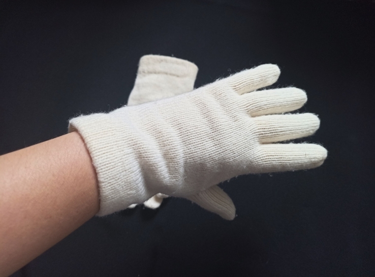 Шерстяные теплые женские перчатки молочного цвета, фото №4