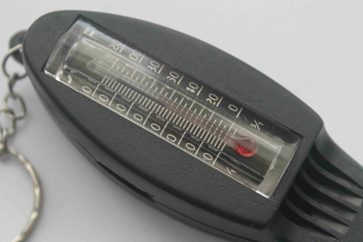 Туристический брелок компас, свисток, термометр, лупа 4 в 1 black (1131), фото №3