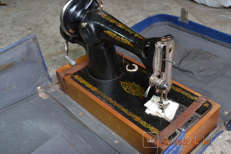Portable sewing machine "Podolskaya" with manual drive. In a suitcase. From the USSR. Working, photo number 4
