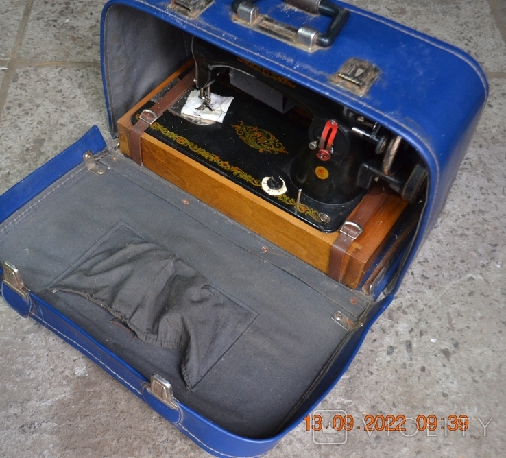 Portable sewing machine "Podolskaya" with manual drive. In a suitcase. From the USSR. Working, photo number 2