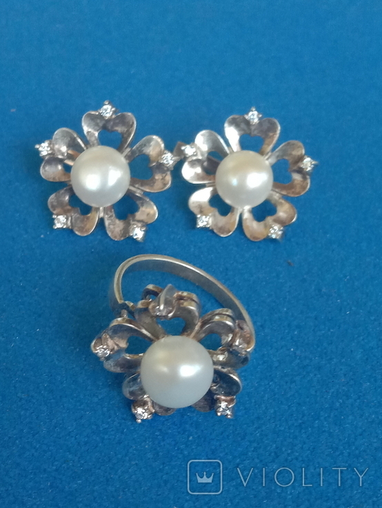 Set of ring and earrings silver.