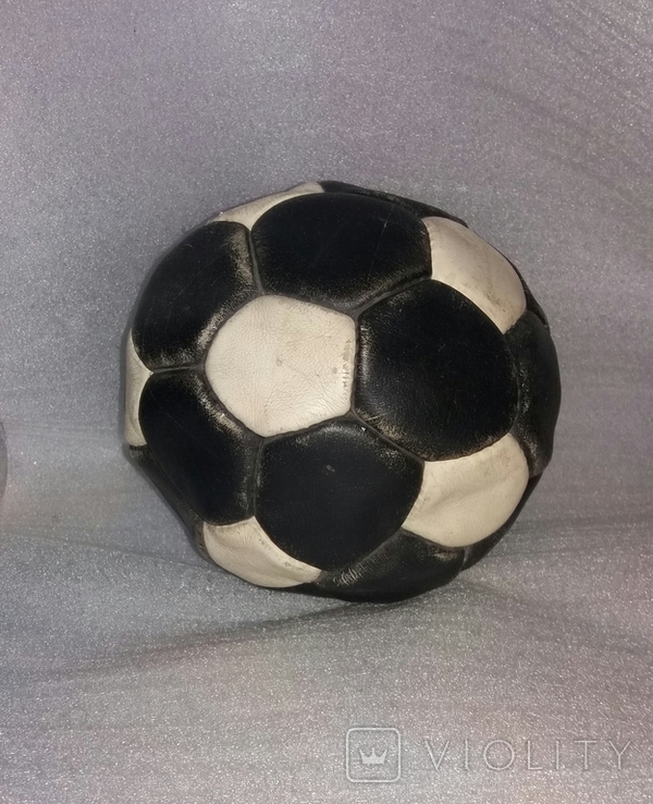 A soccer ball from the past, photo number 2