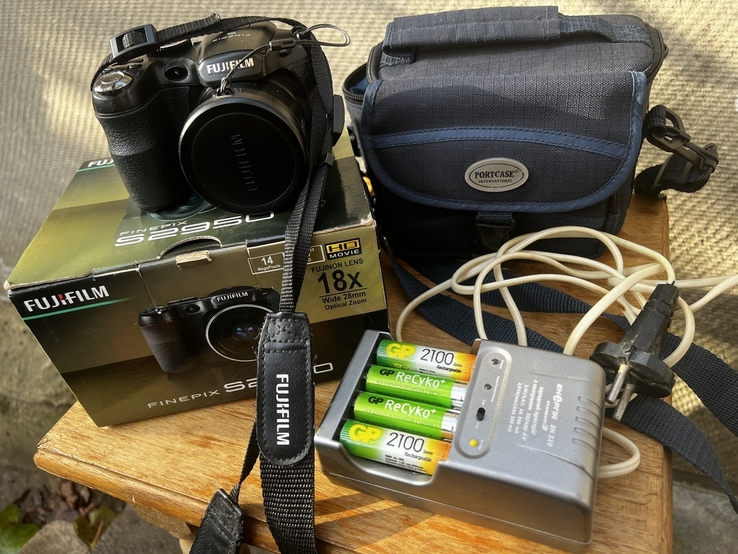 Профессиональный фотоаппарат Fujifilm FinePix S2950 + аккумуляторы с зарядкой + сумочка, фото №2