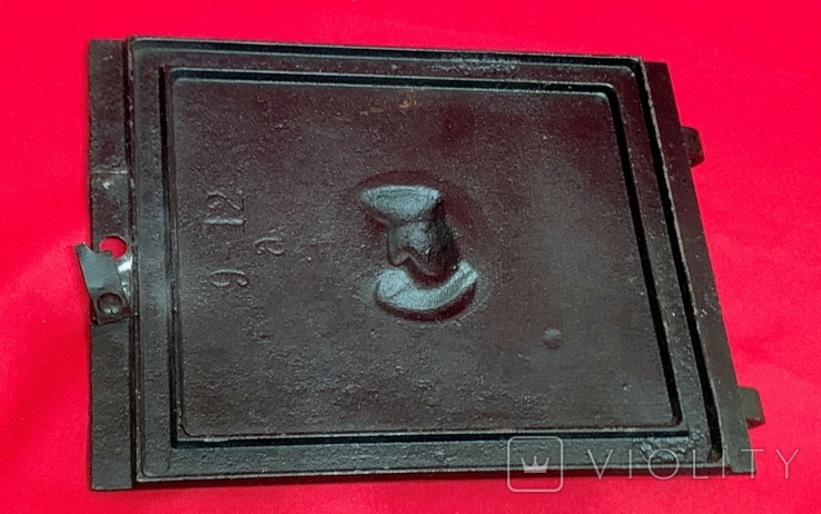 The bas-relief door for the fireplace of the cast iron stove is decorated with heraldic lilies Europe, photo number 6