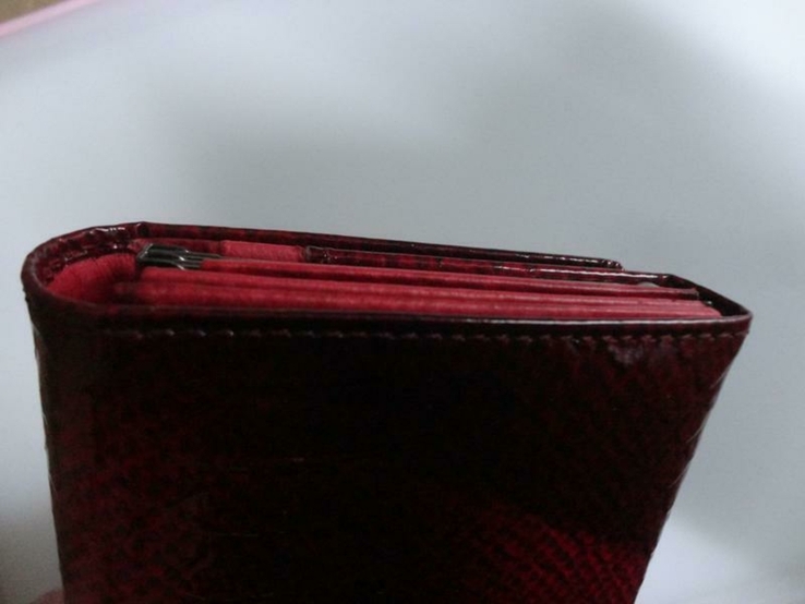 Женский кожаный кошелек dr.koffer с декоративным покрытием (темно-красный), фото №6