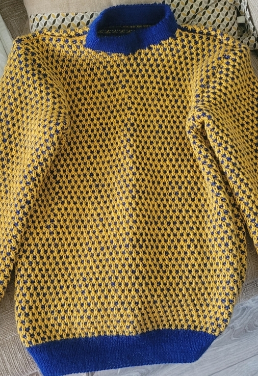 Теплый свитер в сине-желтых цветах., photo number 2