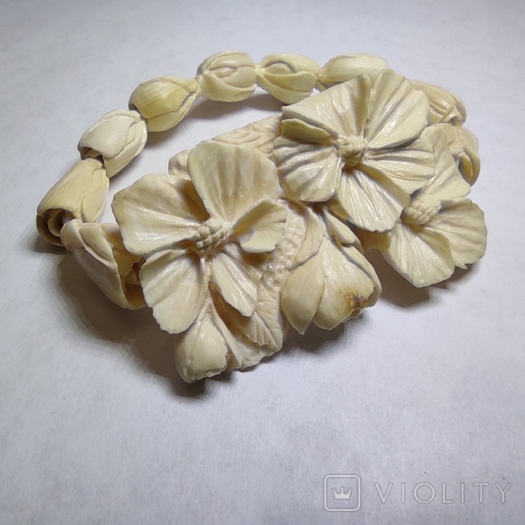 Carved bracelet in floral style