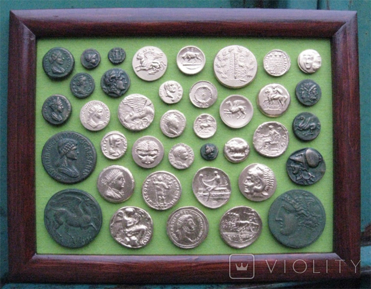 Монеты античности в золоте и бронзе. Копии, в раме без стекла, 24х19см.