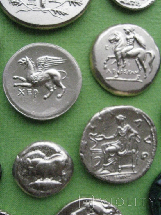 Монеты античности в золоте и бронзе. Копии, в раме без стекла, 24х19см., photo number 6