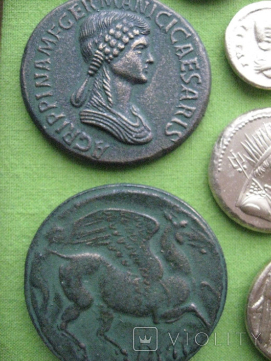 Монеты античности в золоте и бронзе. Копии, в раме без стекла, 24х19см., photo number 11