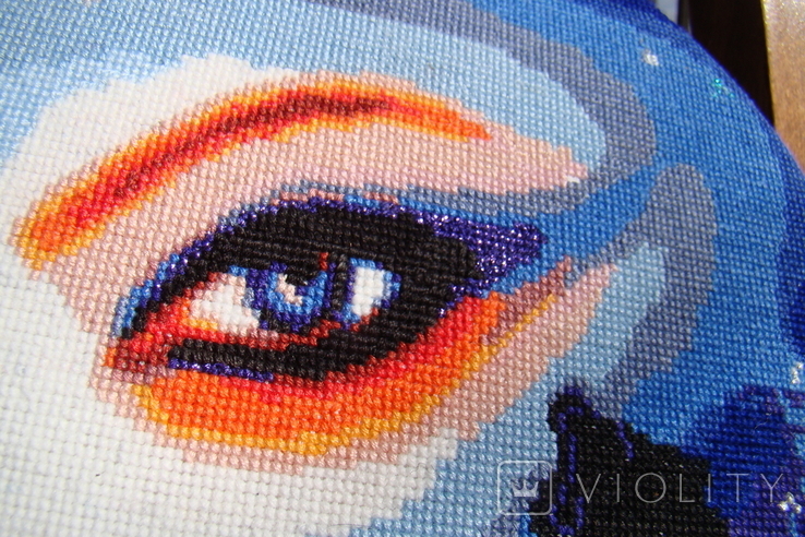 Embroidered painting Look of a woman, diameter 26.5 cm, photo number 5