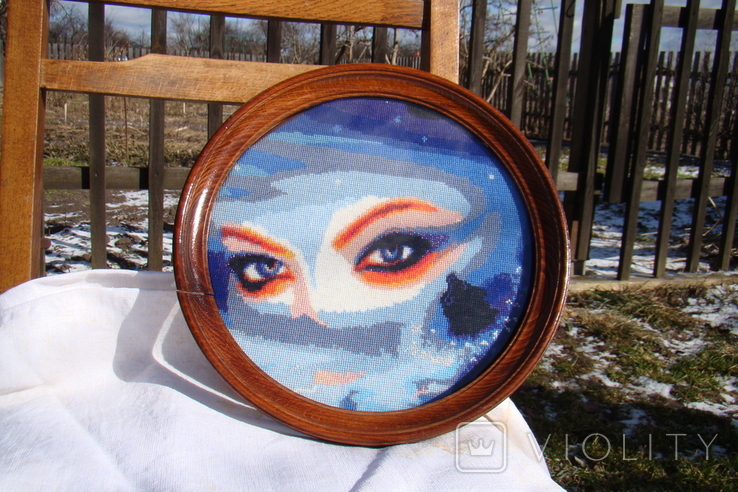 Embroidered painting Look of a woman, diameter 26.5 cm, photo number 8