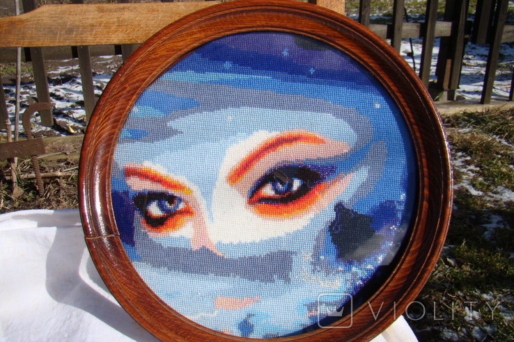 Embroidered painting Look of a woman, diameter 26.5 cm, photo number 9