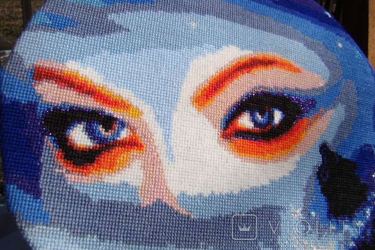 Embroidered painting Look of a woman, diameter 26.5 cm, photo number 13