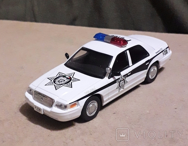 Модель машинки Полиция FORD CROWN VICTORIA 1/43