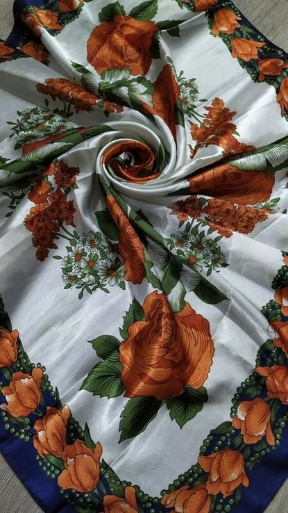 Италия!белый большой атласный платок с оранжевыми розами,шаль, 95*93 см, фото №3