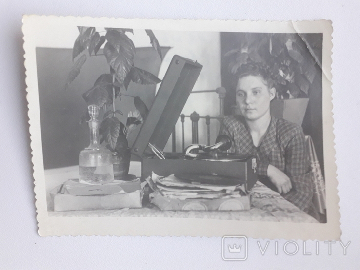 Девушка с патефоном и графином, мода/интерьер 50/60-е г. - 8.5х11.5 см., фото №2