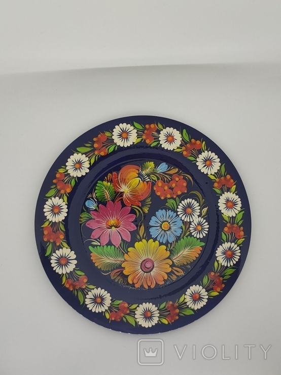 Wooden plate with Petrykivka painting, artist Shovkoplyas Zinaida.