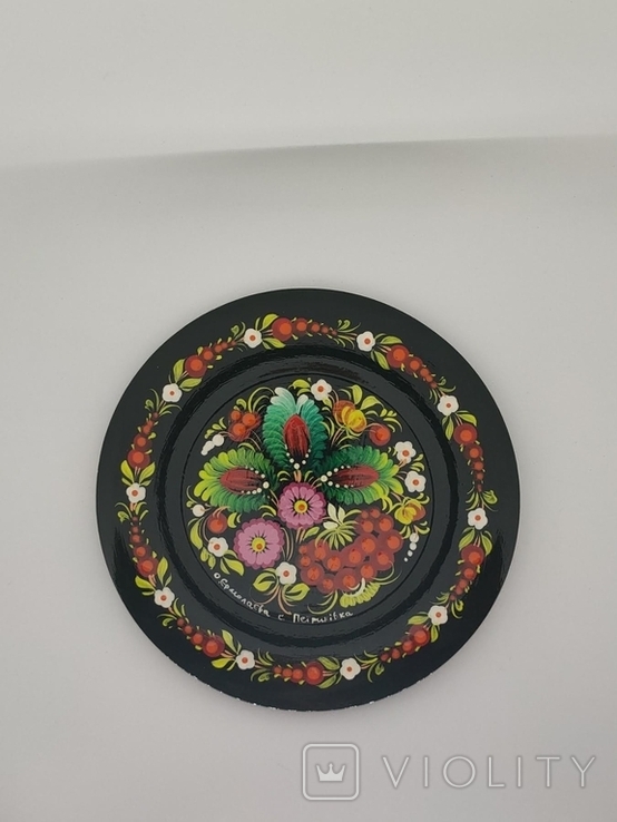 Wooden plate with Petrykivka painting, artist O. Ermolaeva.