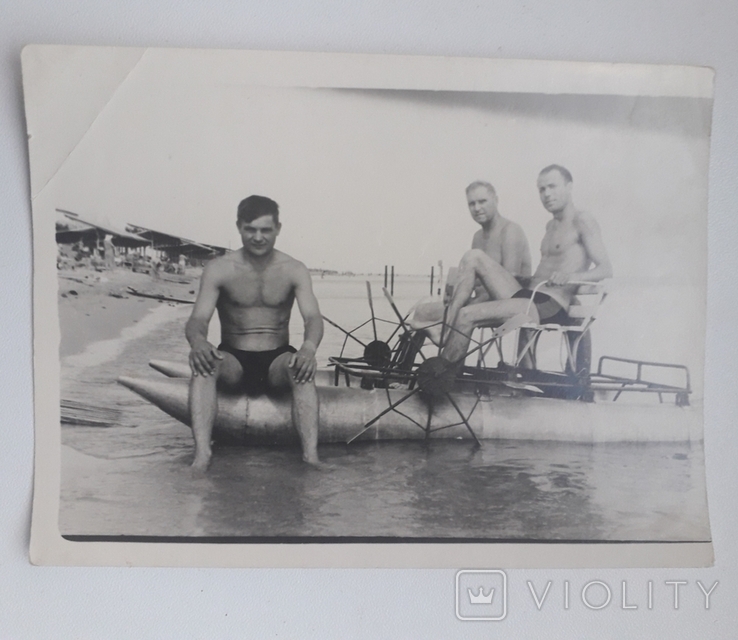 Парни, голый торс/компания/катамаран отдых в СССР - 9х12 см., фото №2