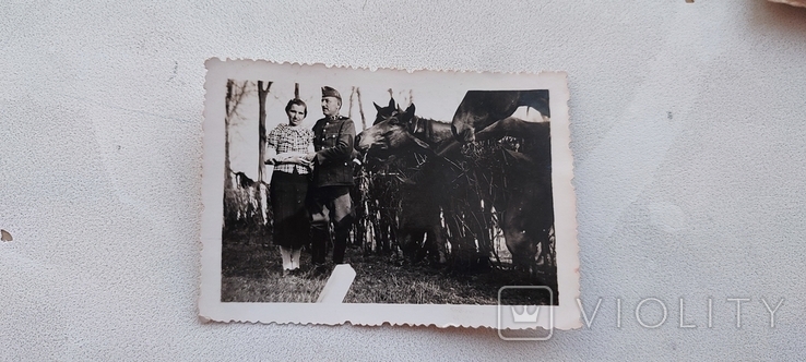Фото времен Второй Мировой " офицер с женщиной и лошадьми " 1940г., фото №2