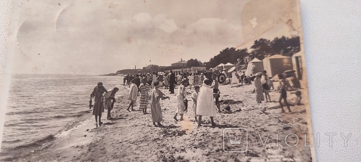 Старинная открытка " отдыхающие на пляже ", фото №6