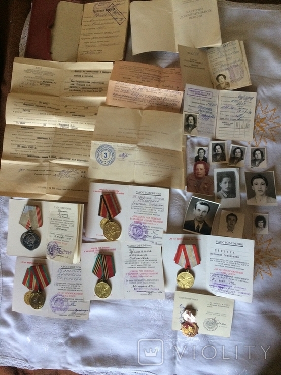1.1. Документы и остатки наград на женщину ветерана, гв. старшину 46-го авиационного полка