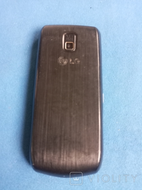 The phone is an LG mobile., photo number 3