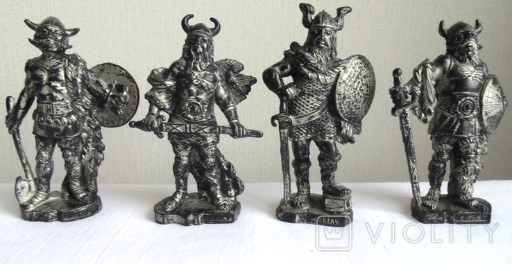 Viking kings. 8 cm. DEPOSE. Italy.