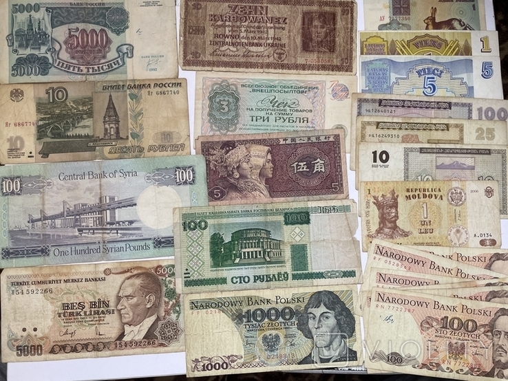 Bonds of the world - A selection of banknotes of the world (Europe, Asia, Africa and South America) except for the Royal, photo number 3