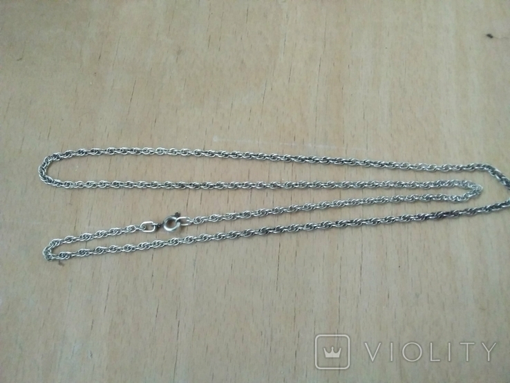 The chain is 925 sterling silver, weight 7.5 grams. Lot 9.