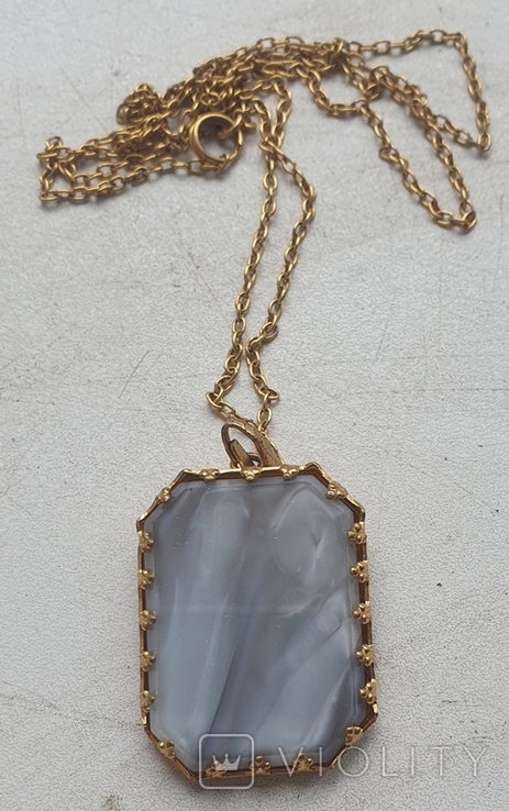 Pendant with chain