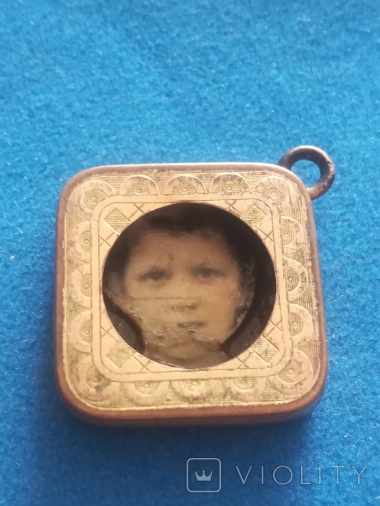 The pendant is gilded (under the photo?)., photo number 9