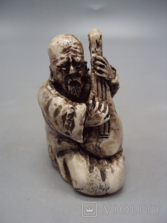 Netsuke figure figurine mammoth bone miniature man musician japanese playing weight 56.29g, photo number 3