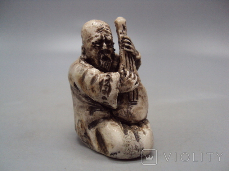 Netsuke figure figurine mammoth bone miniature man musician japanese playing weight 56.29g, photo number 2