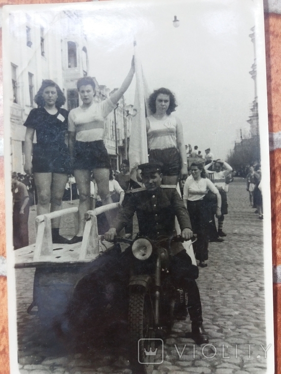 Девушки на мотоцикле 1 мая 1949 год