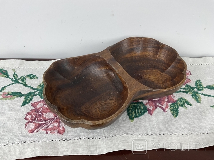 Bowl, wooden plate.
