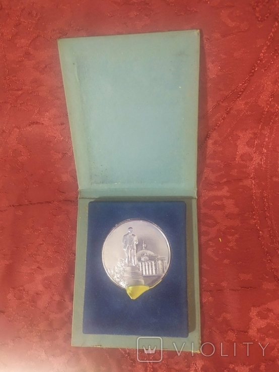 Настільна пам'ятна медаль "Народженому в Києві" з листівкою, фото №4