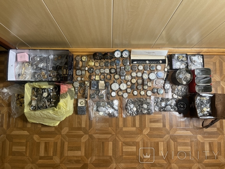 A large lot of watches, watch parts, bracelets, mechanisms and other things.