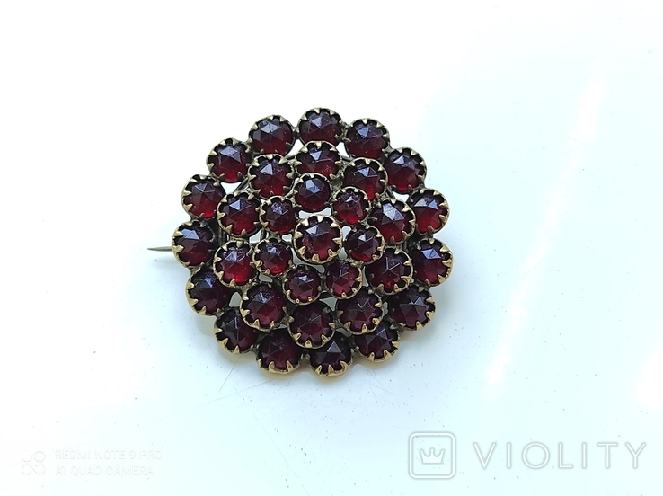 Victorian brooch with garnets.