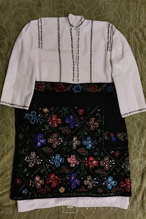 Bukovynian shirt, embroidery, plakhta, belt, beads