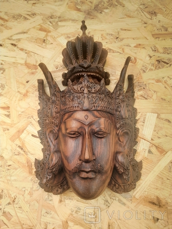 Деревянная маска с изображением божества, фото №3