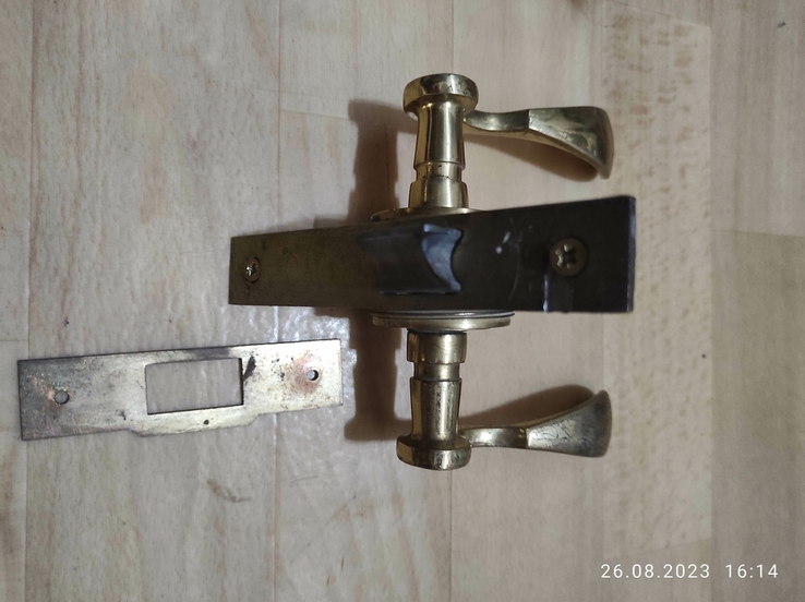 Дверная ручка-защелка и замок с ключами, фото №4