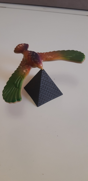 Птица балансирующая на пирамиде, фото №2