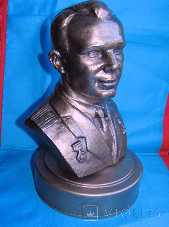 Бюст Юрия Гагарина на подставке, космос, фото №10