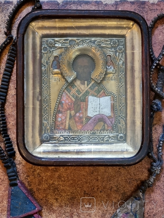 Икона Святого Николая Чудотворца в киоте и кованном окладе, фото №2