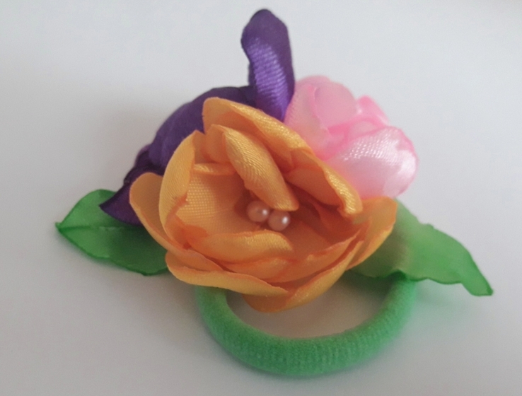 Резиночка для волос с тремя нежными цветами, фото №4