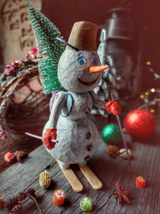 Сніговик на лижах з ялинкою Ексклюзивна дерев'яна іграшка ручної роботи, фото №2