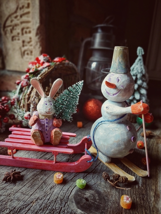 Сніговик з зайчиком на санках Ексклюзивна дерев'яна іграшка ручної роботи, photo number 2